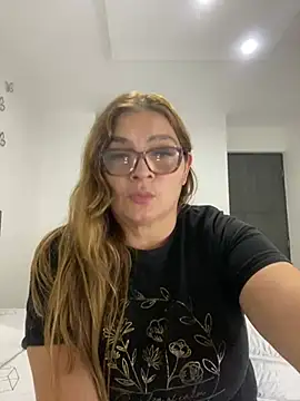Snapshot of AntonellaAlondra4 chatting on 01.11.25 AntonellaAlondra4 online show from 01.11.25