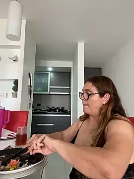 Snapshot of AntonellaAlondra4 chatting on 01.13.25 AntonellaAlondra4 online show from 01.13.25