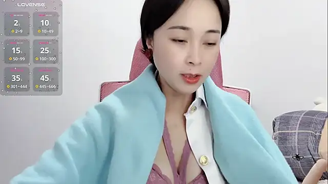 Qwi-V1 online show from 02.08.25