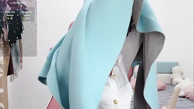 Qwi-V1 online show from 02.09.25