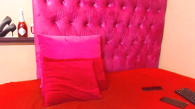 Snapshot of kittykhloe22 chatting on 02.14.25 kittykhloe22 online show from 02.14.25