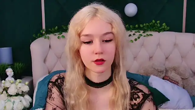 Snapshot of NaomiLoys chatting on 02.16.25 NaomiLoys online show from 02.16.25