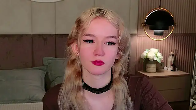 Snapshot of NaomiLoys chatting on 02.25.25 NaomiLoys online show from 02.25.25