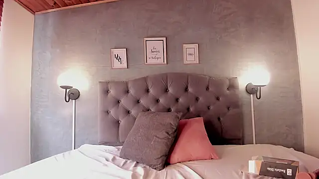 Snapshot of MeridaLane chatting on 02.18.25 MeridaLane online show from 02.18.25