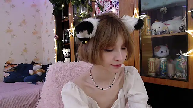 Snapshot of cloudgirrl chatting on 03.02.25 cloudgirrl online show from 03.02.25