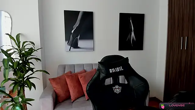 Snapshot of Emmy_petit chatting on 12.13.24 Emmy petit online show from 12.13.24