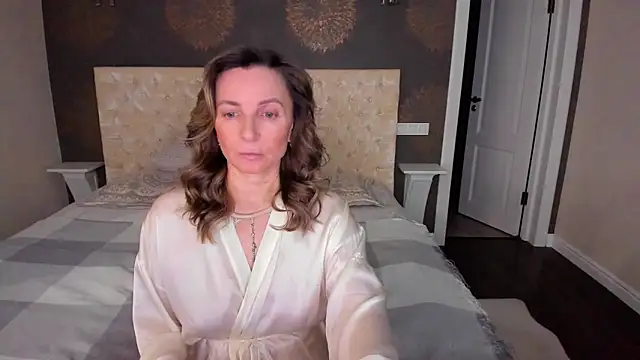 Snapshot of AllisonWilliams chatting on 12.19.24 AllisonWilliams online show from 12.19.24