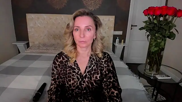 Snapshot of AllisonWilliams chatting on 09.12.25 AllisonWilliams online show from 09.12.25