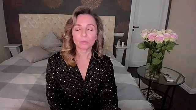 Snapshot of AllisonWilliams chatting on 10.07.25 AllisonWilliams online show from 10.07.25