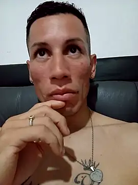 Snapshot of FlacoDani chatting on 10.24.25 FlacoDani online show from 10.24.25