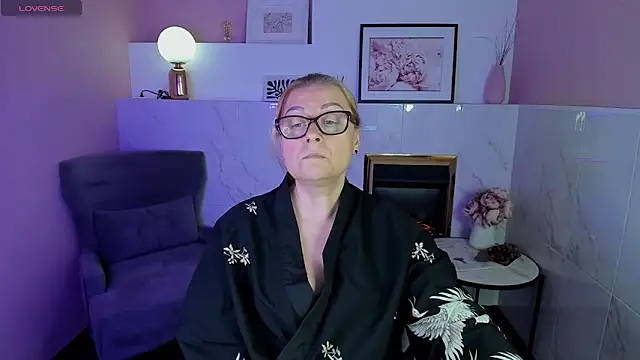 Snapshot of AlexandraKind chatting on 01.08.25 AlexandraKind online show from 01.08.25