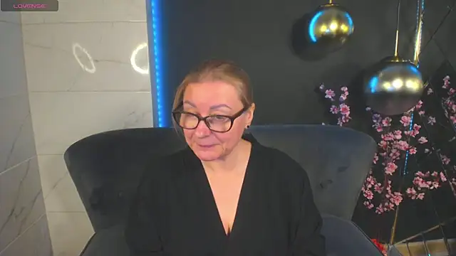 Snapshot of AlexandraKind chatting on 01.12.25 AlexandraKind online show from 01.12.25