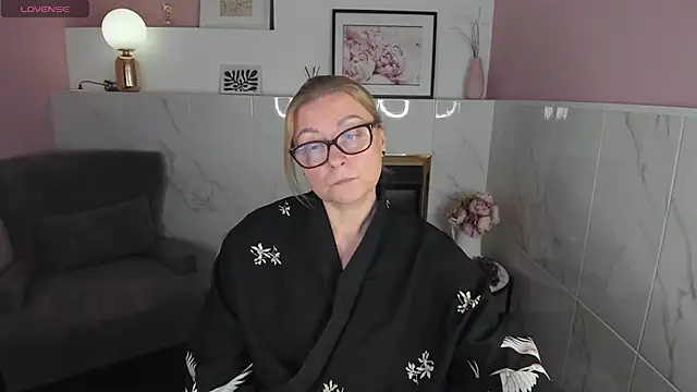Snapshot of AlexandraKind chatting on 01.14.25 AlexandraKind online show from 01.14.25