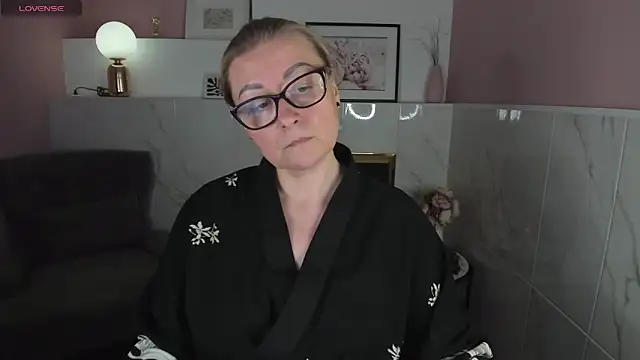 Snapshot of AlexandraKind chatting on 01.15.25 AlexandraKind online show from 01.15.25