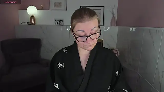 Snapshot of AlexandraKind chatting on 01.16.25 AlexandraKind online show from 01.16.25