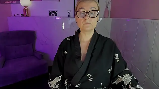 Snapshot of AlexandraKind chatting on 01.17.25 AlexandraKind online show from 01.17.25