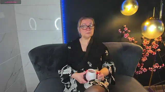 Snapshot of AlexandraKind chatting on 01.22.25 AlexandraKind online show from 01.22.25