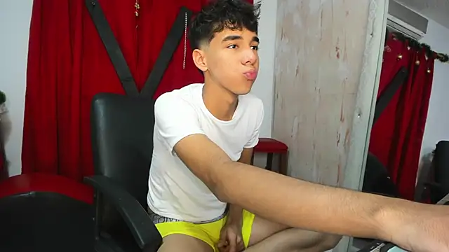 Snapshot of Harry_LatinBoy chatting on 12.12.24 Harry LatinBoy online show from 12.12.24