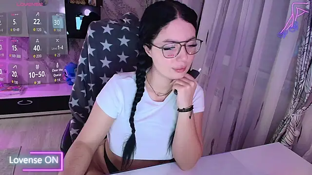 Snapshot of BellaaNoir chatting on 11.16.25 BellaaNoir online show from 11.16.25