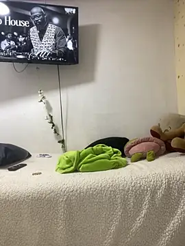 Snapshot of Leyna_Kenet chatting on 10.24.25 Leyna Kenet online show from 10.24.25