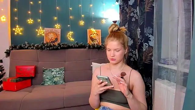 Snapshot of Xloe_Queen chatting on 12.24.24 Xloe Queen online show from 12.24.24