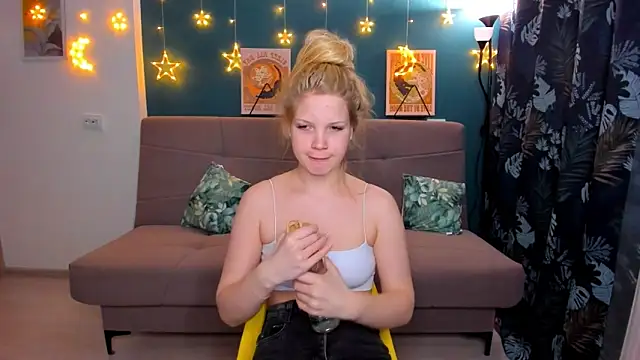 Snapshot of Xloe_Queen chatting on 02.02.25 Xloe Queen online show from 02.02.25