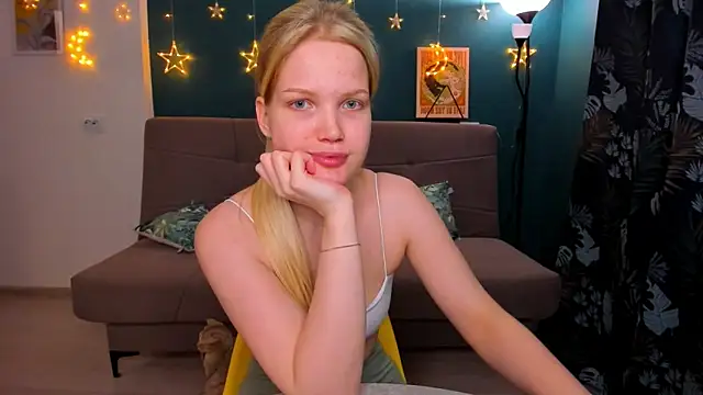 Snapshot of Xloe_Queen chatting on 02.09.25 Xloe Queen online show from 02.09.25