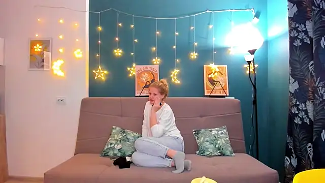 Snapshot of Xloe_Queen chatting on 02.25.25 Xloe Queen online show from 02.25.25