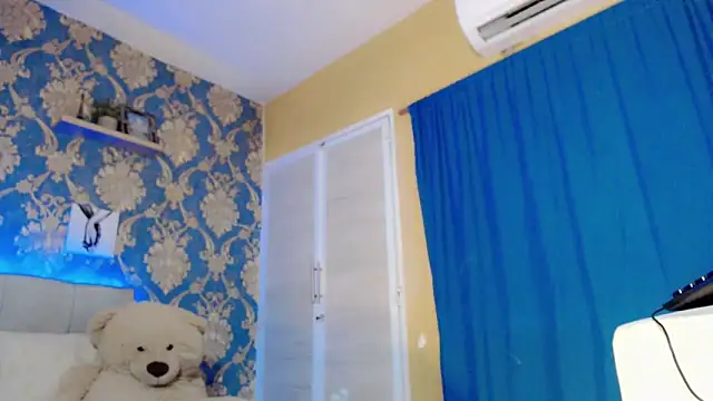 Snapshot of nicoledollts chatting on 11.01.25 nicoledollts online show from 11.01.25