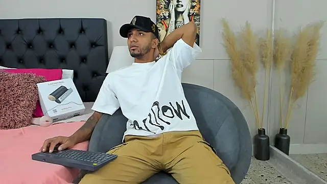 Snapshot of Robin_Rief chatting on 03.01.25 Robin Rief online show from 03.01.25