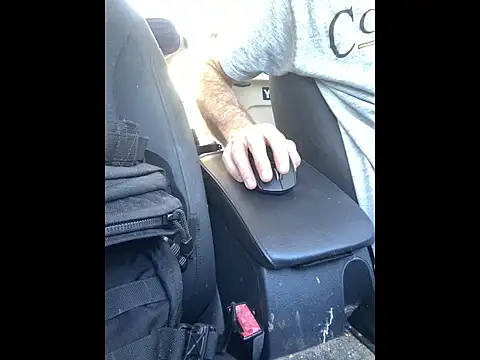 Snapshot of Twowellshapedheads chatting on 11.11.25 Twowellshapedheads online show from 11.11.25