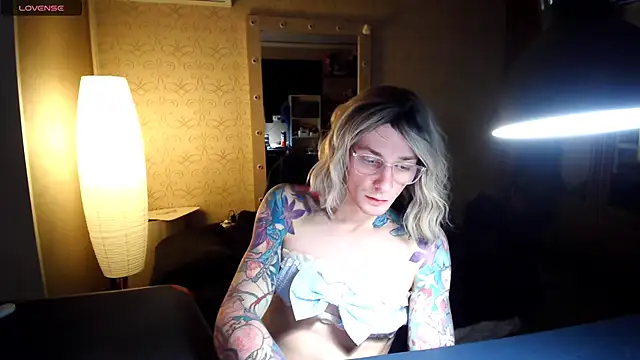 Snapshot of Julia_dolls chatting on 11.14.25 Julia dolls online show from 11.14.25