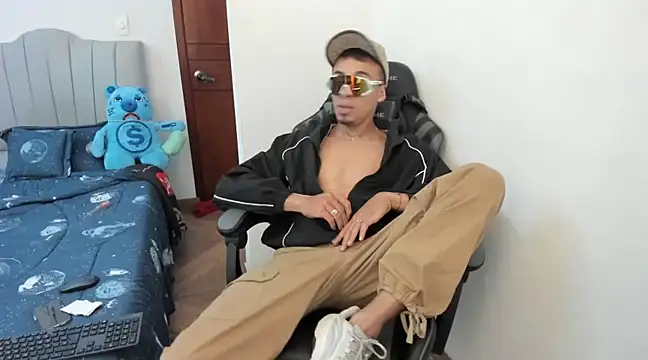 Snapshot of twink_latino5 chatting on 01.05.25 twink latino5 online show from 01.05.25