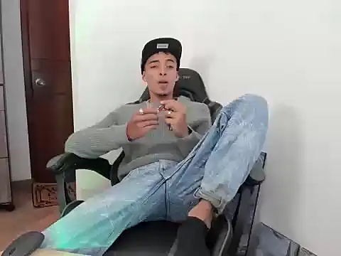 Snapshot of twink_latino5 chatting on 03.13.25 twink latino5 online show from 03.13.25