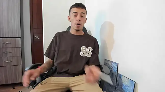 Snapshot of twink_latino5 chatting on 03.20.25 twink latino5 online show from 03.20.25