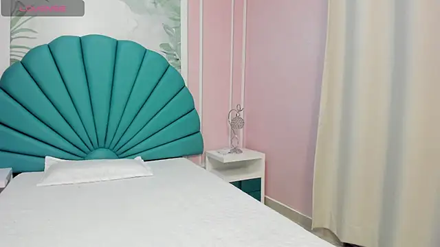 Snapshot of Daphne_Fox_ chatting on 02.04.25 Daphne Fox online show from 02.04.25