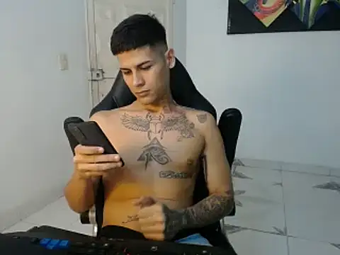 Snapshot of Clyde019 chatting on 02.05.25 Clyde019 online show from 02.05.25