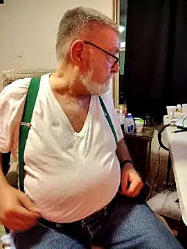 Snapshot of viejo_oso chatting on 10.11.25 viejo oso online show from 10.11.25