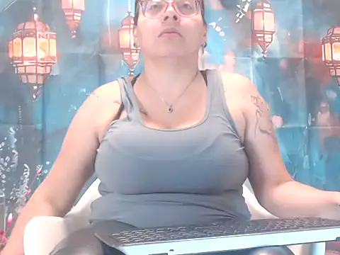 Snapshot of Tanyabigtits chatting on 10.13.25 Tanyabigtits online show from 10.13.25