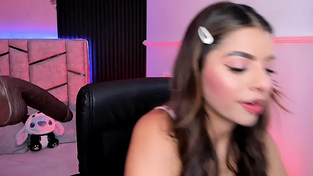 Snapshot of daniiphoeniixx chatting on 10.24.25 daniiphoeniixx online show from 10.24.25