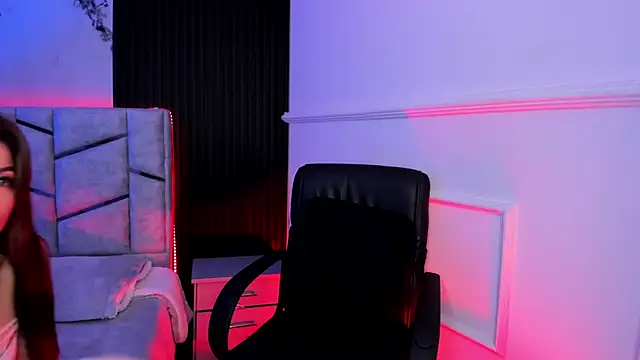 Snapshot of daniiphoeniixx chatting on 10.28.25 daniiphoeniixx online show from 10.28.25