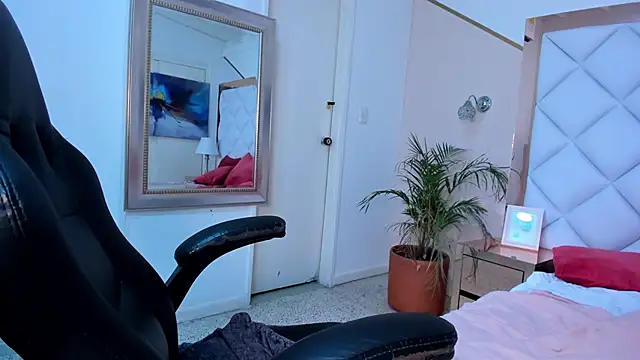 Snapshot of renatarussel chatting on 01.25.25 renatarussel online show from 01.25.25