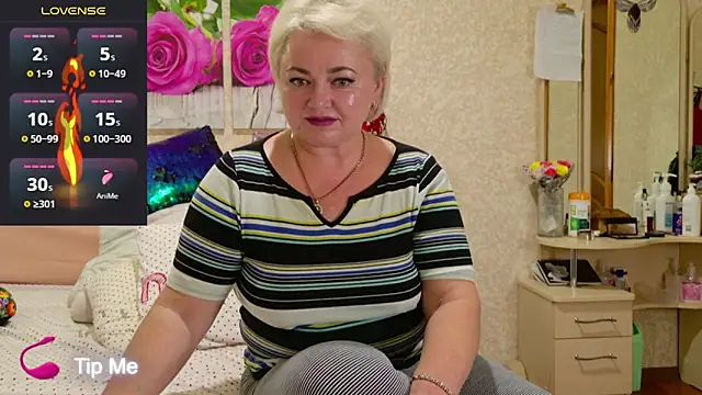 Snapshot of Viki100paradise chatting on 10.15.25 Viki100paradise online show from 10.15.25