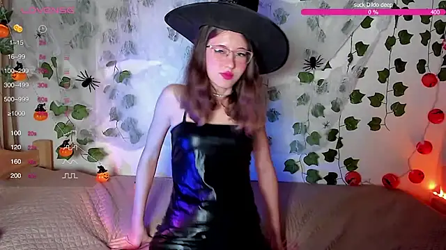 Snapshot of Sakura_Mmio chatting on 10.31.25 Sakura Mmio online show from 10.31.25