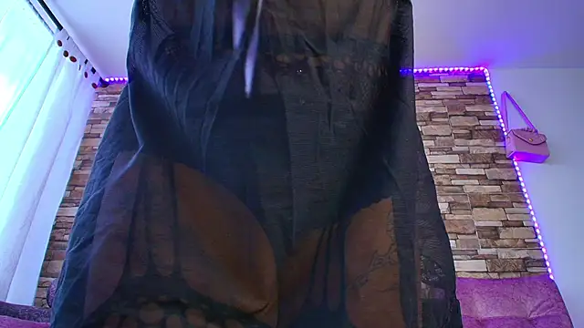 Snapshot of MiaFlamesxxx chatting on 11.04.25 MiaFlamesxxx online show from 11.04.25