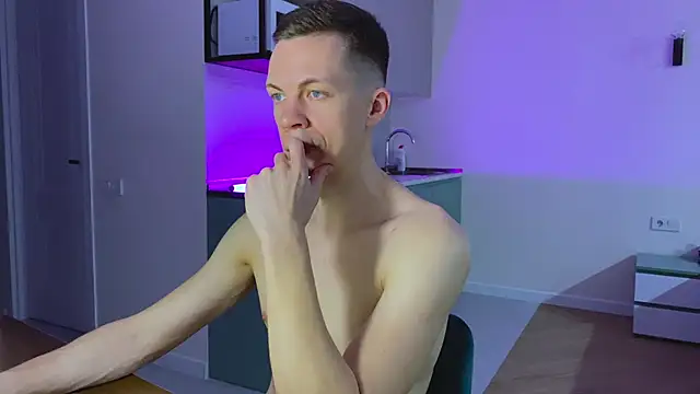 Snapshot of max_shy chatting on 03.19.25 max shy online show from 03.19.25