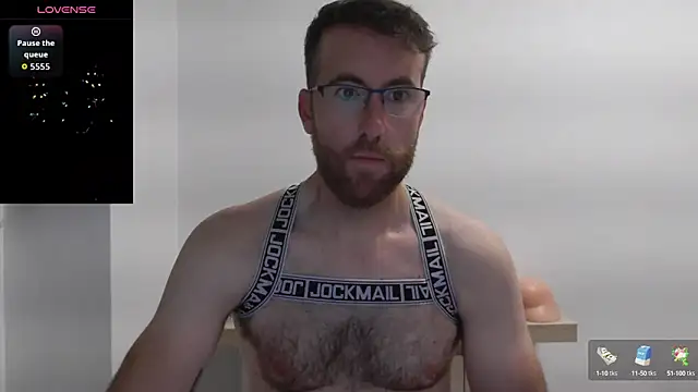 Snapshot of machohiberiko chatting on 10.13.25 machohiberiko online show from 10.13.25