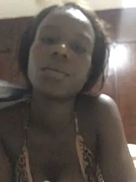 Snapshot of cutee2000 chatting on 02.21.25 cutee2000 online show from 02.21.25