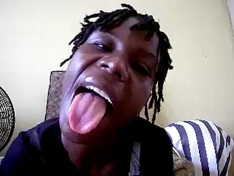 Snapshot of cutee2000 chatting on 02.28.25 cutee2000 online show from 02.28.25