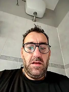 Snapshot of Hardasanut chatting on 10.15.25 Hardasanut online show from 10.15.25